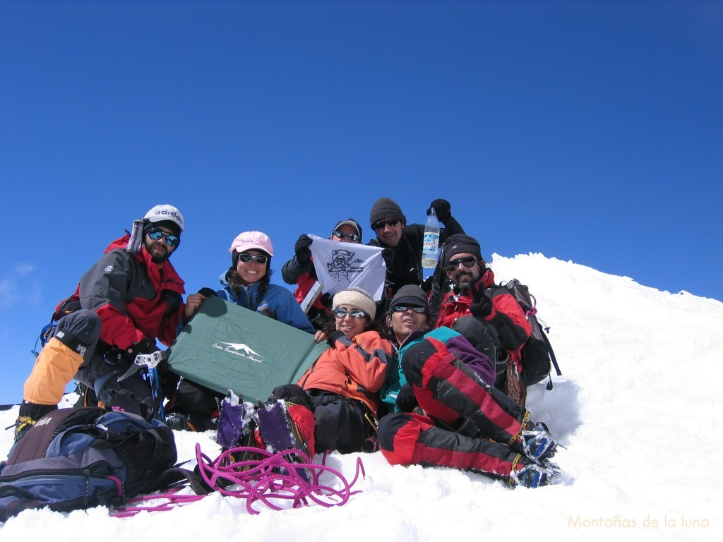Cima del Pequeño Alpamayo, 5.370 mts., de izquierda a derecha: Trino, Zaida, Javi, Gemma, Joaquín, Ballester y Jesús